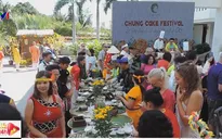 Du khách nước ngoài trổ tài gói bánh chưng tại Mũi Né