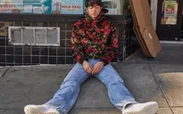 Gong Yoo mặc áo hoa, quần jeans ngồi lề đường làm fan điêu đứng