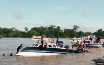 Lật thuyền quá tải ở Indonesia: 1 người chết, 12 người mất tích