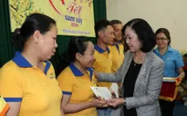 Trưởng ban Dân vận Trung ương Trương Thị Mai tặng quà Tết cho công nhân tại Đồng Nai