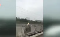 Đi xe máy ngược chiều trên đường Vành đai 3
