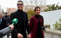 Thoát án tù, C.Ronaldo "tươi như hoa" nắm tay bạn gái rời tòa