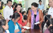 Chủ tịch Quốc hội trao quà Tết cho hộ nghèo, gia đình chính sách tại Cần Thơ