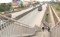 Vụ tai nạn ở Hải Dương: Nghịch lý cầu vượt cho người đi bộ dẫn xuống đường quốc lộ