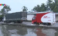 Triều cường bất ngờ gây ngập quốc lộ 1A