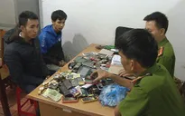 Bắt đôi tình nhân rủ nhau trộm hơn 200 chiếc điện thoại