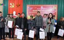 Đồng chí Võ Văn Thưởng tặng quà Tết cho người nghèo tại Lạng Sơn