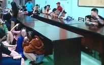 TP.HCM: Dân chơi ném ma túy khi cảnh sát ập vào quán bar