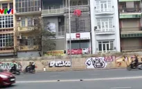 Hà Nội: Đường hơn 300 tỷ đồng bị bôi bẩn bằng tranh graffiti