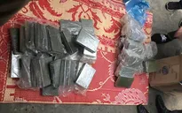 Bắt giữ vụ vận chuyển 120 bánh heroin giấu trong ô tô