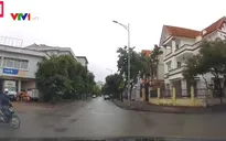 Nguy hiểm qua ngã tư thiếu quan sát