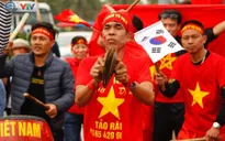 CĐV và người hâm mộ đổ về sân bay Nội Bài đón ĐT Việt Nam trở về