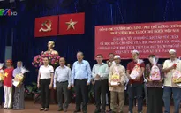 Phó Thủ tướng Trương Hòa Bình tặng quà Tết cho đồng bào dân tộc