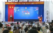 Chủ tịch Quốc hội tặng quà Tết công nhân Bình Dương