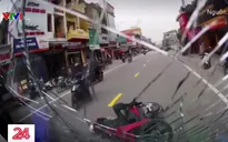 Lái xe ngất tại chỗ sau khi đâm đầu xe ô tô