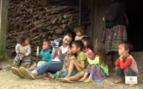 Hoa hậu Đỗ Mỹ Linh xúc động thăm lại bà con bản Cu Vai trong Điều ước thứ 7
