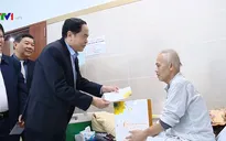 Tặng quà Tết cho bệnh nhân ung thư nghèo