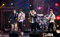 Ban nhạc hát "Xoay quanh một chữ tiền" khiến 4 HLV Ban nhạc Việt giành giật