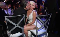 Lady Gaga tình tứ bên hôn phu 50 tuổi