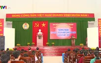Phó Chủ tịch nước trao quà cho công nhân, trẻ em nghèo Vĩnh Long