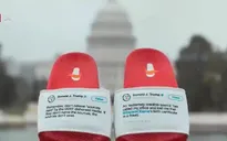 Kiếm hàng triệu USD nhờ bán dép in dòng tweet của Tổng thống Trump