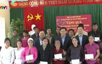 Phó Thủ tướng Vương Đình Huệ tặng quà người nghèo tỉnh Hòa Bình