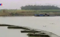 Hiểm họa tai nạn từ bờ kè trên sông