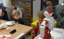 Robot phục vụ thức ăn và mua vui tại quán cà phê Budapest