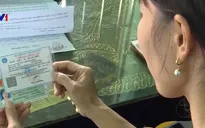 Nhân viên y tế rút ruột bảo hiểm