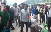 Người Việt ở Lào tấp nập mua vé về quê ăn Tết