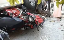 Lùi ô tô từ nhà ra đường, nữ tài xế cuốn 4 xe máy vào gầm