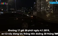 Xe tải đâm văng ô tô, xe máy đang dừng đèn đỏ