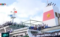 Vượt sóng mang quà Tết đến với quân và dân Trường Sa
