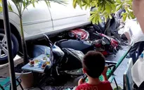 TP.HCM: Xe ô tô cuốn 4 xe máy vào gầm khi lùi từ trong nhà ra đường