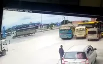 Xe khách lao thẳng vào quán cơm khi tránh xe tải sang đường