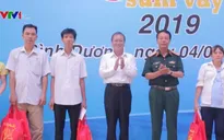 Bình Dương tặng quà, vé xe Tết cho công nhân khó khăn