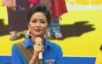 Hoa hậu H'Hen Niê đi công nông về thăm quê tại Đăk Lăk