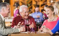 Bệnh nhân tim mạch lớn tuổi có thể cải thiện sức khoẻ nhờ uống rượu vang mỗi ngày