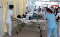 Nỗ lực cứu chữa các nạn nhân vụ xe khách rơi xuống vực ở đèo Hải Vân