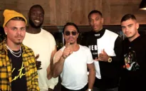 Các cầu thủ Manchester United thưởng thức món bít-tết Salt Bae