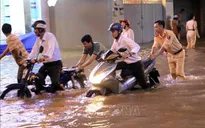Công an Vĩnh Long giúp dân trong triều cường