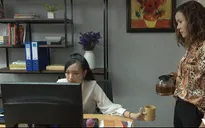 Những nhân viên gương mẫu - Tập 37: Nguyệt đổ thẳng nước sôi vào tay Chi để cho "bõ ghét"