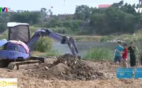 Chôn rác ngay sát bờ sông gây ô nhiễm