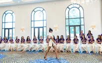 H'Hen Niê vừa bịt mắt, vừa catwalk "thần sầu" thị phạm thí sinh Hoa hậu Hoàn vũ Việt Nam