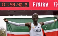 VĐV Eliud Kipchoge trở thành người đầu tiên chinh phục đường đua marathon dưới 2 giờ