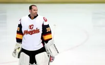 VIDEO: Petr Cech tỏa sáng trong trận đấu hockey trên băng chuyên nghiệp đầu tiên