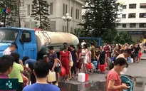 Nước có mùi lạ, người dân Hà Nội "rồng rắn" đi xin nước sinh hoạt