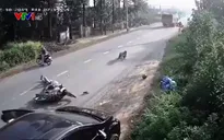 Clip: Mở cửa xe bất cẩn gây tai nạn