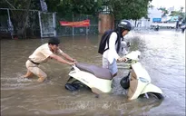 Triều cường vượt báo động 3, người dân TP.HCM lưu thông khó khăn