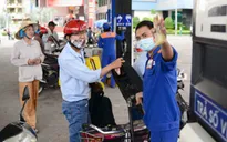 Giá xăng giảm nhẹ hơn 300 đồng/lít